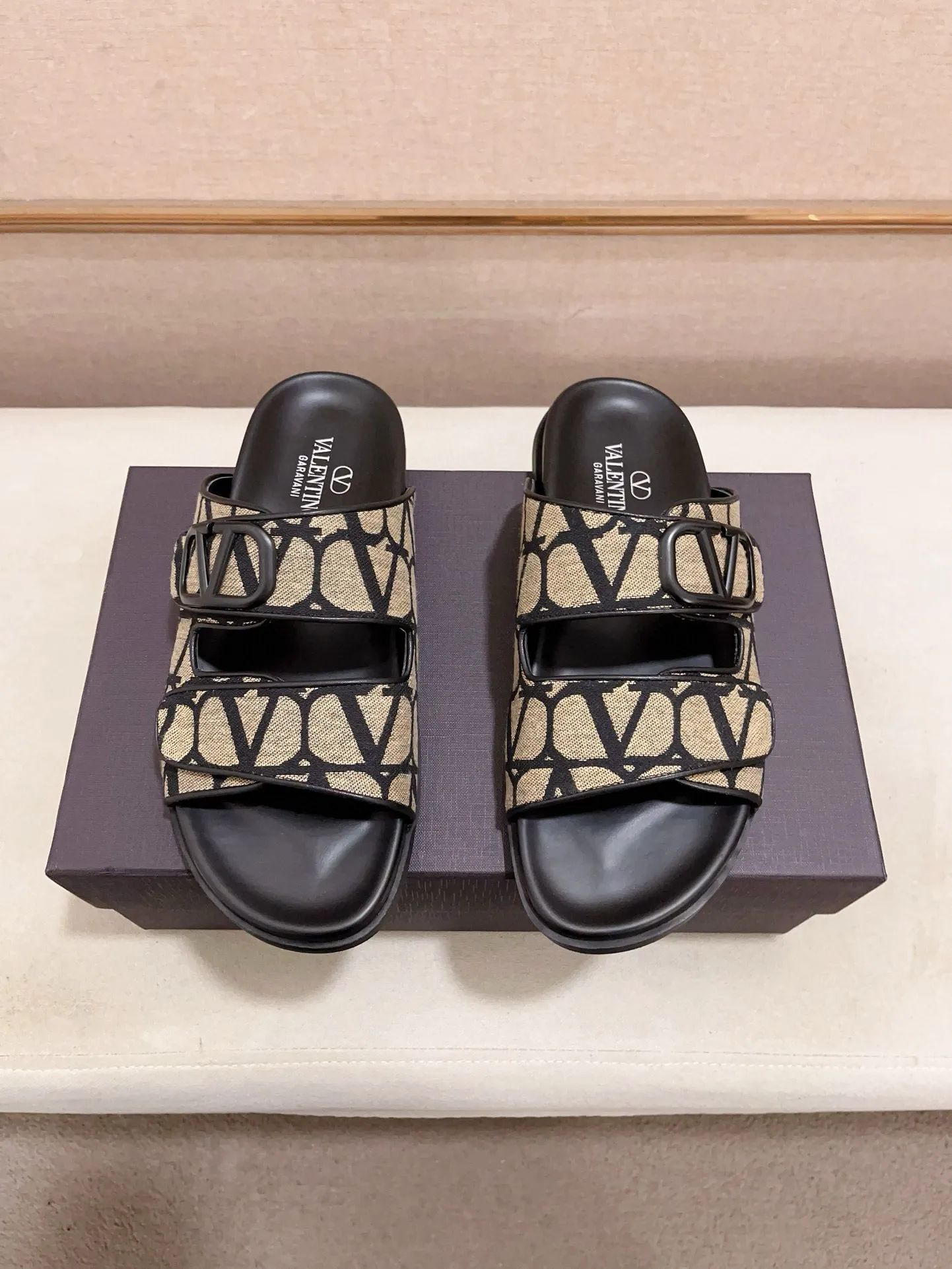 Men's shoes💰: 440💰[Valentino] New men's boutique slippers, counter quality, classic plaid, the actual workmanship is quite complex🔰The uppers are made of imported fabrics➕🐑Sheepskin lining, which tests the craftsman's craftsmanship➕original PU outsole. Size: 38-44 (45 can be customized, non-refundable)